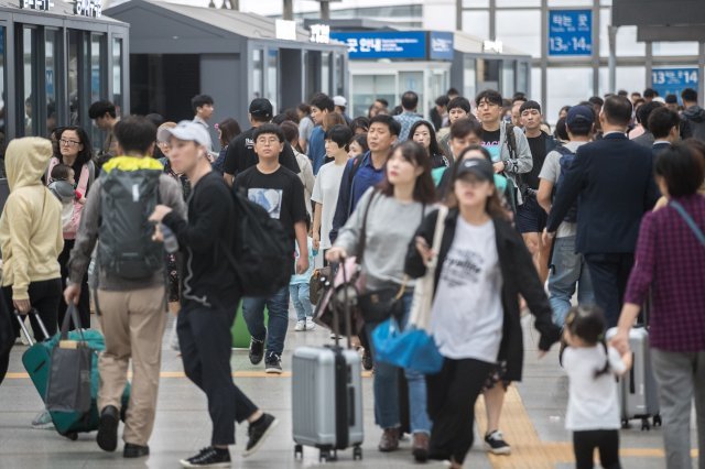 본격적인 추석 귀성행렬이 시작되는 21일 오전 서울역에서 귀성객들이 추석 명절 연휴를 맞아 고향으로 향하고 있다. © News1