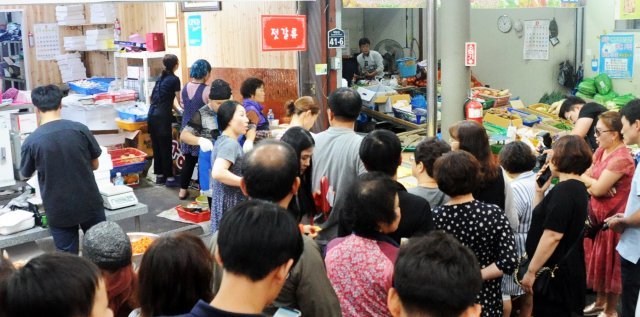 추석을 하루 앞둔 23일 전북의 모든 대형마트가 의무휴업일인 가운데 전주 중앙시장에서 전을 구입하러 온 시민들이 줄을 서고 있다. 2018.9.23/뉴스1 © News1