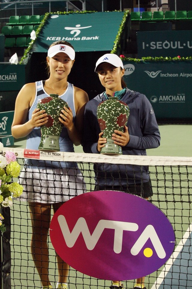 WTA투어 코리아오픈 여자복식에서 한국 선수로는 14년 만에 우승한 최지희(왼쪽)와 한나래.