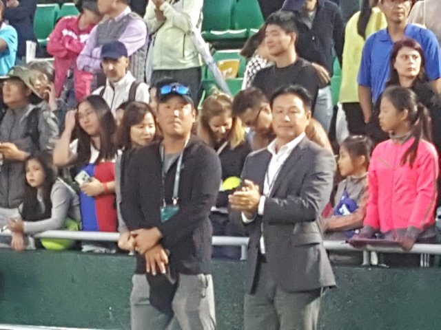 NH농협은행 스포츠단 박용국 단장(오른쪽)과 김동현 테니스부 감독.