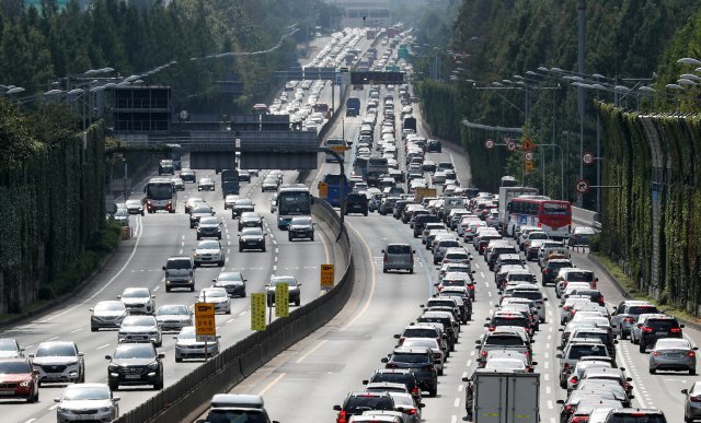 추석 연휴인 23일 오전 서울 서초구 잠원 나들목에서 바라본 경부고속도로에 귀성 차량들로 붐비고 있다. 2018.9.23/뉴스1 © News1