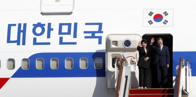 문재인 대통령과 김정숙 여사가 23일 오후 경기도 성남시 서울공항에서 미국에서 열리는 제73차 유엔총회 참석차 공군 1호기에 탑승 전 손을 흔들고 있다. 2018.9.23/뉴스1 © News1