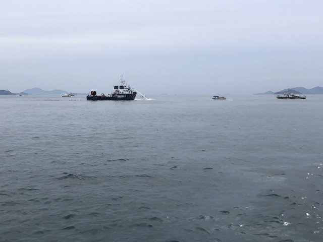전남 완도군 횡간도 북서쪽 약 1.8㎞ 해상에서 유출된 벙커A유(약 260리터) 확산을 막기 위해 방제작업을 벌이는 완도 해경(완도해양경찰 제공)2018.9.24/뉴스1