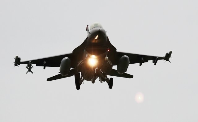 경기도 평택시 오산공군기지에서 F-16 전투기가 임무를 수행하고 있다.  2018.5.16/뉴스1 © News1