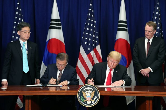 문재인 대통령과 도널드 트럼프 미국 대통령이 24일 오후(현지시간) 미국 뉴욕 롯데뉴욕팰리스호텔에서 열린 한미 자유무역협정(FTA) 서명식에서 공동성명서에 서명하고 있다. (청와대 제공) 뉴스1