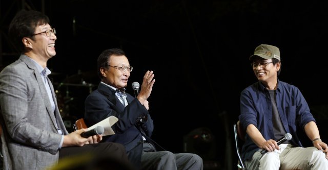 이해찬 더불어민주당 대표(가운데)와 유시민 작가(오른쪽).(노무현 재단 제공) /뉴스1