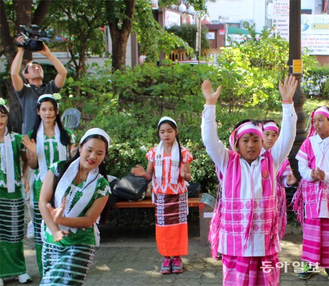 22일 인천 부평구청 인근 근린공원에서 카렌족들이 전통 의상을 입고 민속놀이를 선보이고 있다.  인천=박희제 기자 min07@donga.com