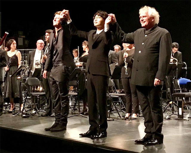 9일 스위스 루체른 콘서트홀 KKL에서 영국 지휘자 덩컨 워드(왼쪽), 런던심포니오케스트라 예술감독 사이먼 래틀(오른쪽)과 함께한 작곡가 겸 지휘자 최재혁. 이들은 지휘자 3명이 동시에 3개 오케스트라를 지휘하는 독일 작곡가 슈토크하우젠의 ‘그루펜’을 선보였다. 최재혁 씨 제공