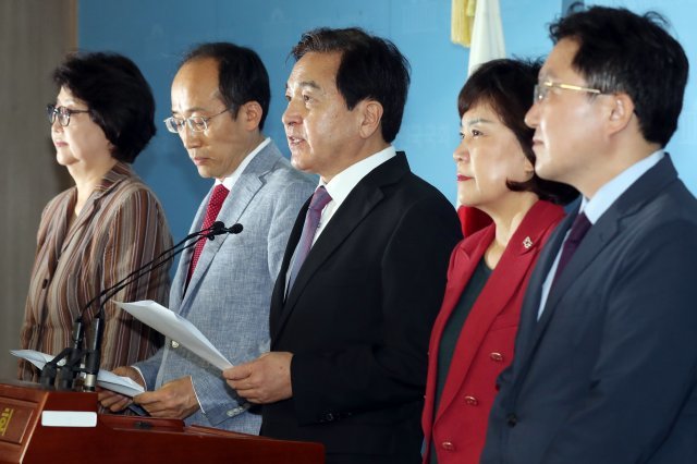 정부 재정정보분석시스템 ‘디브레인’ 자료 유출 의혹을 받고 있는 심재철 자유한국당 의원이 지난 26일 오후 서울 여의도 국회 정론관에서 기자회견을 하고 있다. © News1