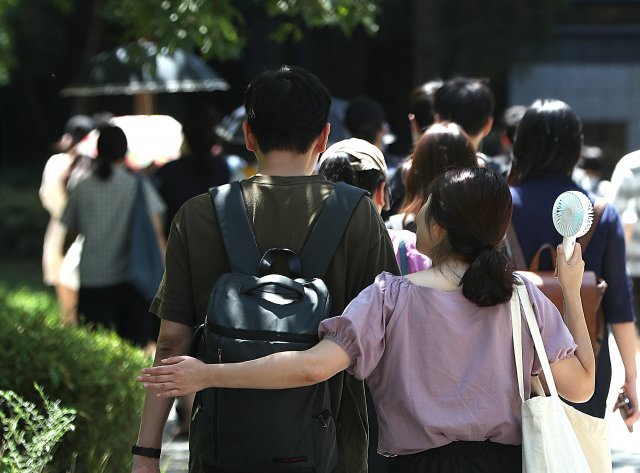 지난 8월 18일 서울 한 고등학교에서 국가공무원 7급 공채 필기시험을 마친 응시생이 고사장을 빠져나오고 있다. 뉴스1