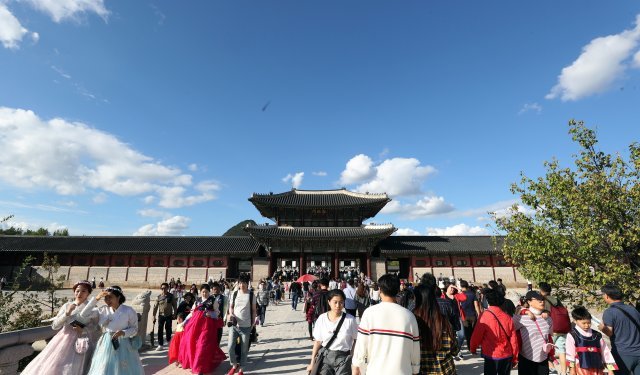추석 연휴 마지막 날인 26일 오후 서울 종로구 경복궁에서 시민들과 외국인 관광객들이 나들이를 즐기고 있다. © News1