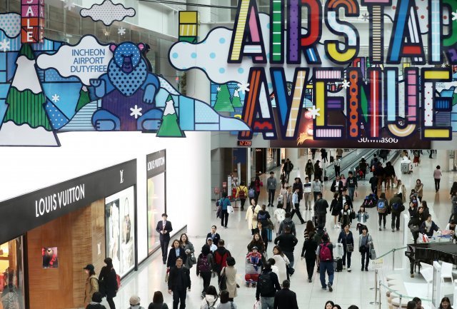 인천국제공항 제1여객터미널에서 공항 이용객들이 면세점을 이용하고 있다. 뉴스1