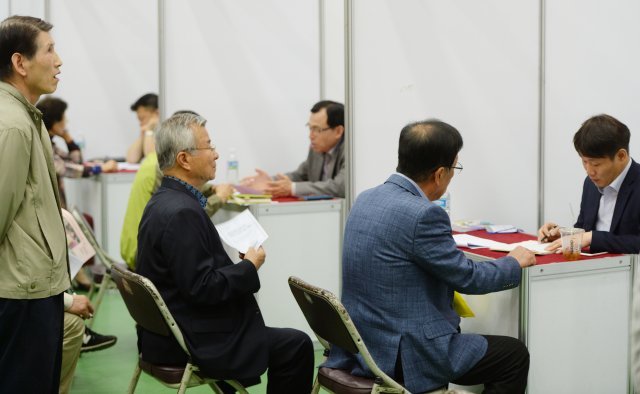 대전 서구 노인복지관 3층 대강당에서 열린 ‘찾아가는 시니어 취업 박람회’를 찾은 어르신들이 취업면접을 보고 있다. 2016.4.28/뉴스1 © News1