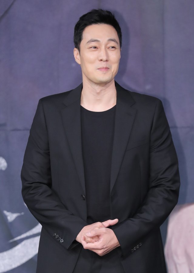 배우 소지섭이 27일 서울 마포구 상암동 MBC에서 진행된 새 수목미니시리즈 ‘내 뒤에 테리우스’ 제작발표회에서 포즈를 취하고 있다.  ‘내 뒤에 테리우스’는 사라진 전설의 NIS(국정원) 블랙요원 김본(소지섭 분)과 운명처럼 첩보전쟁에 뛰어든 앞집 여자 고애린(정인선 분)의 수상쩍은 환상의 첩보 콜라보를 그린 작품이다. 2018.9.27/뉴스1 © News1