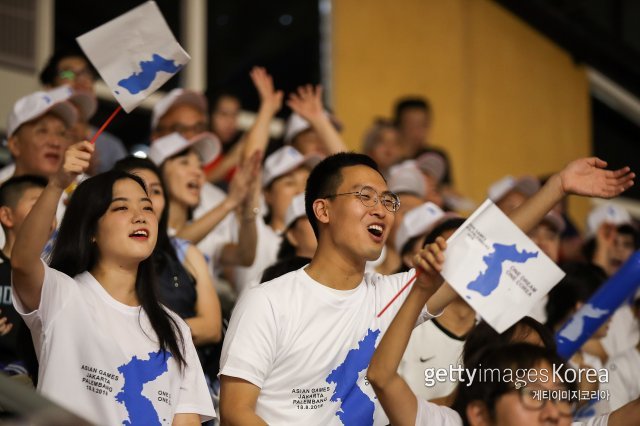 남북 단일팀 ‘코리아’를 응원하는 모습. 사진=게티이미지코리아