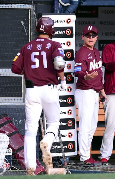 지난 26일 넥센 이정후(왼쪽)가 우월 솔로 홈런을 날리고 그라운드를 돌아 홈인해 장정석 감독(오른쪽)의 축하를 받고 있다. 스포츠동아DB