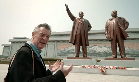 평양 만수대에 있는 김일성 김정일 부자 동상 앞에서 북한 여행 다큐 프로그램을 촬영하고 있는 영국 배우 마이클 페일린. 북한 체제하에서 주민들이 살아가는 모습을 생생하게 그린 이 다큐는 영국에서 방송되자마자 큰 반향을 일으키고 있다. 텔레그래프 홈페이지
