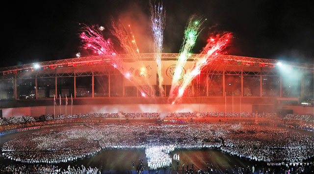 18일 인천 아시아드주경기장에서 열린 9·18 평화 만국회의 4주년 기념식 야외행사에서 ‘한반도 평화의 빛, 전 세계를 밝히다’를 주제로 조명을 활용한 공연을 선보였다.