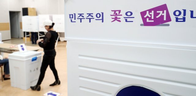 6·13 지방선거 투표일인 13일 광주 남구 양림동 행정복지센터에 마련된 투표소에서 시민들이 투표를 하고 있다.2018.6.13/뉴스1