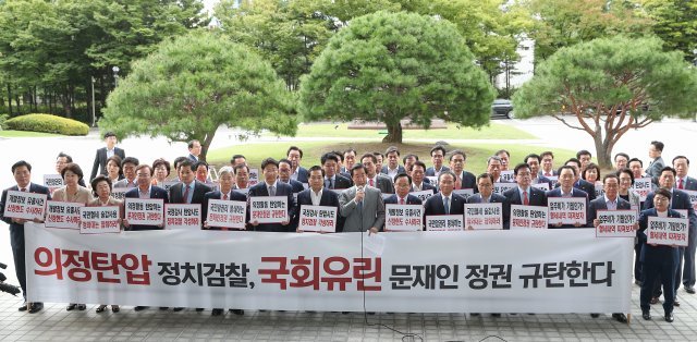 김성태 자유한국당 원내대표와 심재철 의원 등 자유한국당 의원들이 28일 오전 서울 서초구 대검찰청을 항의방문해 기자회견을 하고 있다.  © News1