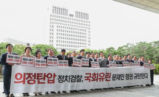 김성태 자유한국당 원내대표와 심재철 의원 등 자유한국당 의원들이 28일 오전 서울 서초구 대검찰청을 항의방문해 기자회견을 하고 있다. 2018.9.28/뉴스1 © News1