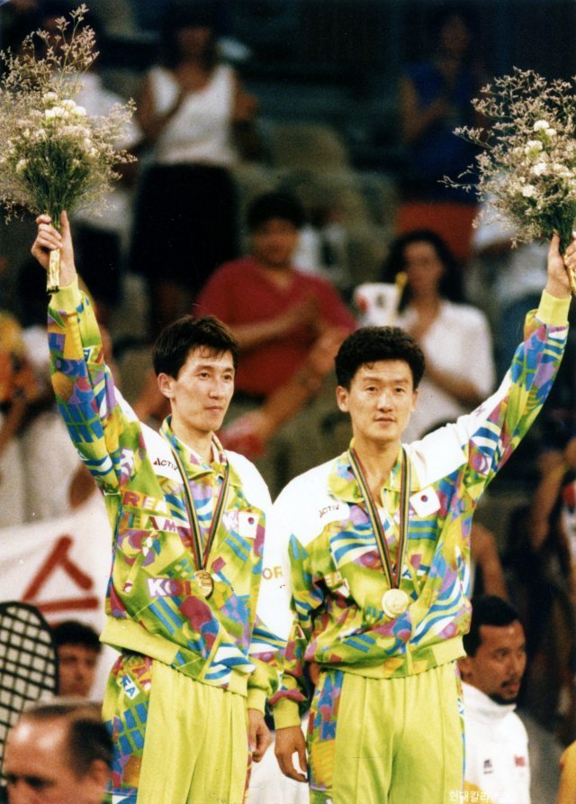 1992년 바르셀로나올림픽 배드민턴 남자복식 금메달을 딴 박주봉 감독과 당시 동료 김문수.