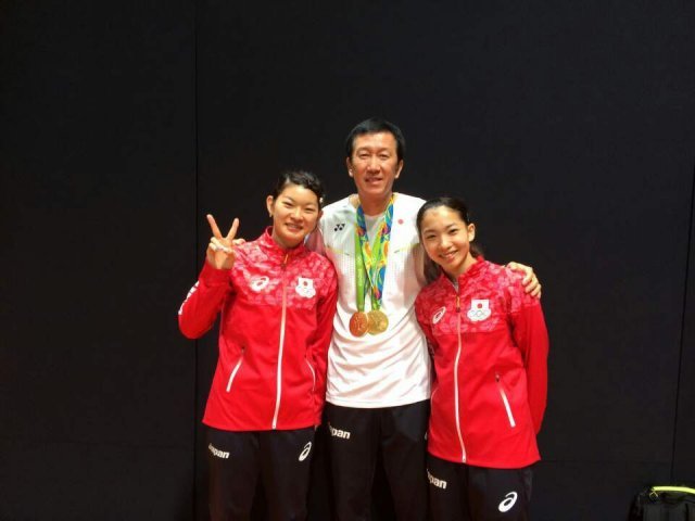 일본 배드민턴 사상 첫 올림픽 금메달을 만든 박주봉 감독(가운데)과 여자 복식 다카하시 아야카(왼쪽)와 마쓰토모 미사키.