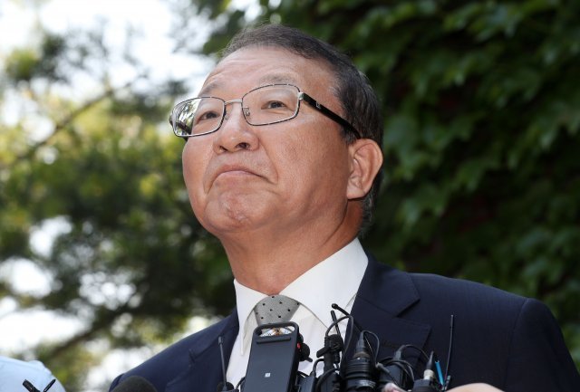 양승태 전 대법원장이 1일 오후 경기도 성남시 자택 인근에서 ‘재판거래 의혹’ 관련 입장을 발표 후 취재진 질문을 경청하며 굳은표정을 짓고 있다. 2018.6.1/뉴스1 © News1 박세연 기자