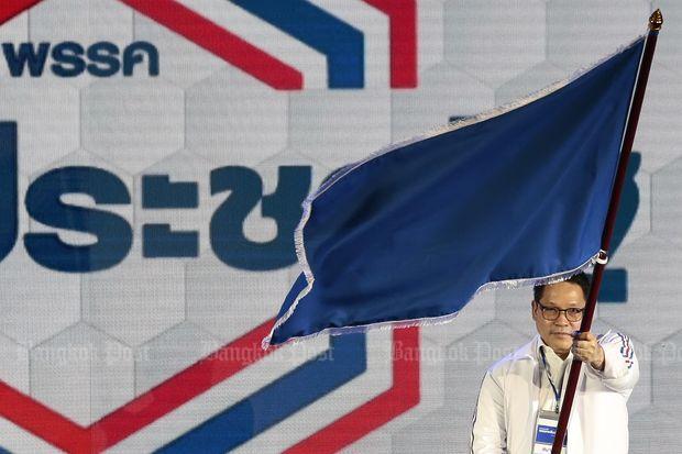 태국 현지 총리 4명이 창당한 ‘빨랑 쁘라차랏’의 깃발을 흔들고 있는 당대표 우따마 사바나야나 산업부 장관. (출처=방콕포스트 갈무리)