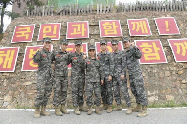 전역 미룬 7인의 해병대 병장. 해병대 제공