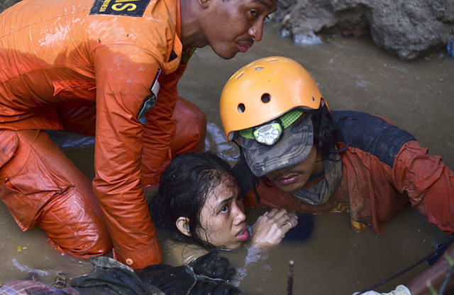 흙더미 속 생존자 구출 30일 인도네시아 술라웨시섬 팔루에서 구조대원들이 강진에 이은 쓰나미로 흙더미에
 파묻힌 여성을 구조하고 있다. 지난달 28일 규모 7.5의 지진이 발생한 데 이어 최대 6m 높이의 쓰나미가 덮쳐 30일 
오후까지 최소 832명이 사망했다. 팔루=AP 뉴시스