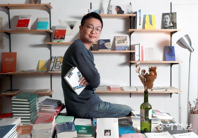 독립서점 ‘퇴근길 책한잔’을 운영하는 김종현 씨는 좋은 책이란 “저자와 비교를 통해 나 자신을 정의할 수 있도록 돕는 뾰족한 책”이라고 말했다. 박영대 기자 sannae@donga.com
