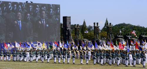 건군 제69주년 국군의 날 기념식이 2017년 9월 28일 오전 해군 제2함대사령부에서 열린 가운데 문재인 대통령이 기념사진을 찍고 있다. 사진공동취재단