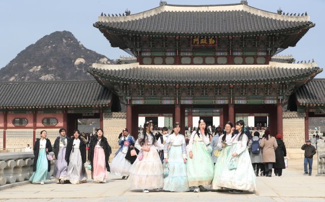 서울 종로구 경복궁에서 한복을 곱게 차려 입은 관광객들이 즐거운 시간을 보내고 있는 모습© News1