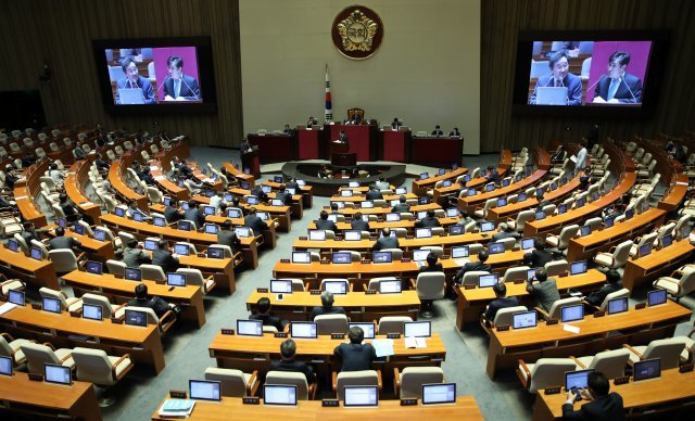 이낙연 국무총리가 1일 오전 서울 여의도 국회에서 열린 본회의에 참석해 하태경 바른미래당 의원의 외교·통일·안보 분야 대정부질문에 답하고 있다. 2018.10.1/뉴스1 © News1