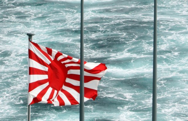 일본 해상자위대가 욱일기를 달고 훈련하는 모습. 사진=서경덕 성신여대 교수 제공