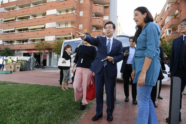 박원순 서울시장이 28일(현지시간) 바르셀로나 파르크 데 라 솔리다리탓(Parc de la Solidaritat) 공원을 찾아 시설을 둘러보고 있다. (서울시 제공)2018.9.29/뉴스1