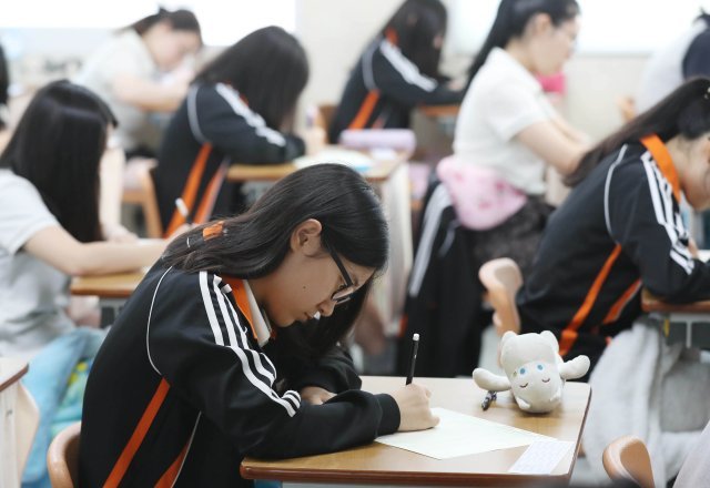 5일 오전 대전 서구 구봉고등학교에서 3학년 학생들이 2018년 9월 전국연합학력평가 1교시 국어시험을 치르고 있다. 
© News1