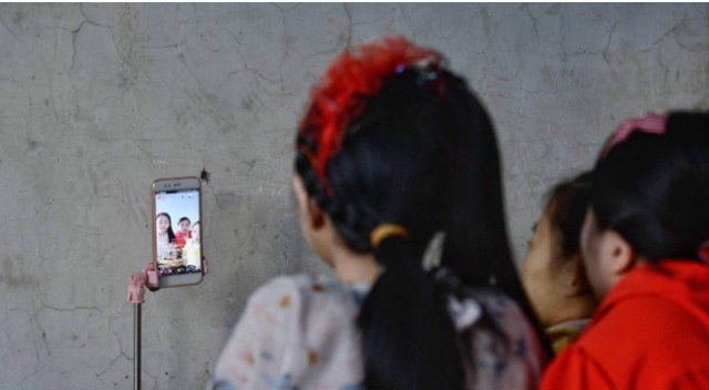 인터넷 생방송을 하고 있는 모습 - 충칭완바오 갈무리