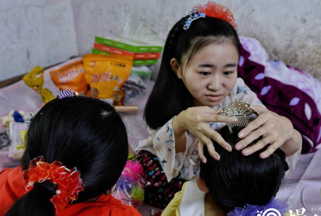 동생에게 머리핀을 끼워주고 있는 맏언니 - 충칭완바오 갈무리