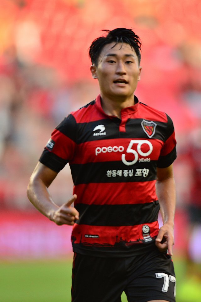 30일 오후 경북 포항스틸야드에서 열린 KEB하나은행 K리그 2018프로축구 포항스틸러스와 대구FC 경기 후반 포항 이진현이 골을 성공 시킨 후 세리머니를 하고 있다.2018.9.30/뉴스1 © News1