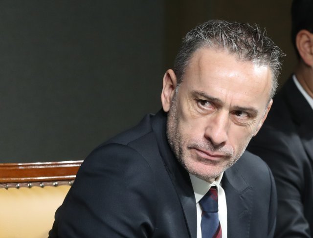 파울루 벤투 남자축구대표팀 감독이 1일 오후 서울 종로구 축구회관에서 10월 A매치에 출전할 대한민국 축구 국가대표팀 명단 발표 기자회견에서 취재진의 질문을 받고 있다. 벤투호는 오는 12일 우루과이, 16일 파나마를 상대로 A매치 친선 경기를 치른다. 2018.10.1/뉴스1 © News1