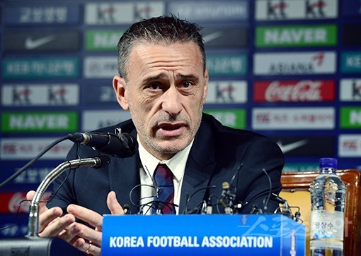 파울루 벤투 축구국가대표팀 감독이 10월 A매치 2연전에 나설 25인 태극전사 명단을 1일 발표했다. 공격수 석현준이 2년 만에 
태극마크를 되찾았고, 수비수 박지수와 미드필더 이진현이 생애 첫 A매치에 나서게 됐다. 축구회관에서 열린 기자회견에서 취재진과 
문답을 주고받으며 자신의 생각을 밝히고 있는 벤투 감독. 김민성 기자 marineboy@donga.com