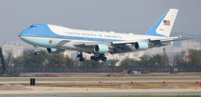 1990년부터 현재까지 미국 대통령전용기로 쓰이고 있는 미국 공군 소속 VC-25A. 747-200 기종을 기반으로 만든 VIP 
수송기입니다. 대통령이 탑승했을 때만 ‘에어포스원’ 호출부호가 붙고, 평소에는 SAM 28000, SAM 29000으로 불립니다.
 동아일보DB