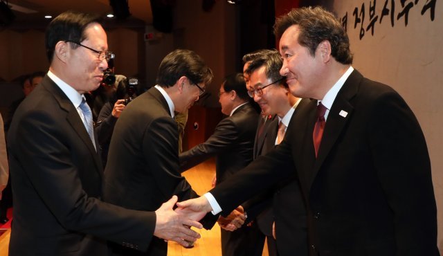송영무 전 국방부장관(왼쪽)과 이낙연 국무총리. © News1
