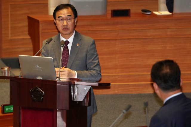 조명균 통일부 장관이 1일 오전 서울 여의도 국회에서 열린 본회의에 참석해 송영길 더불어민주당 의원의 외교ㆍ통일ㆍ안보 분야 대정부질문에 답하고 있다. 2018.10.1/뉴스1 © News1