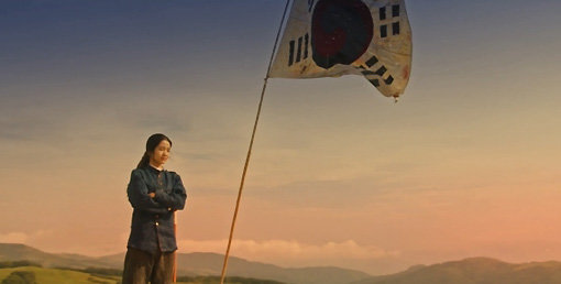 tvN 드라마 ‘미스터 션샤인’ 대본이 책으로 출간되고, 촬영장 세트도 일반에 공개되면서 시청자들은 다양한 방법으로 드라마의 여운을 즐길 수 있을 전망이다. 사진은 마지막 회, 마지막 장면에 등장한 김태리의 모습. 사진출처｜tvN ‘미스터 션샤인’ 방송 화면 캡처