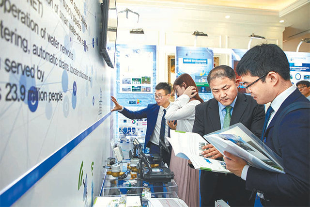 올해 3월 베트남 하노이에서 ‘국제 물 주간 행사’가 열렸다. 국내 중소기업 관계자가 한국수자원공사가 마련한 부스에서 현지 바이어들에게 제품을 설명하고 있다. 한국수자원공사 제공