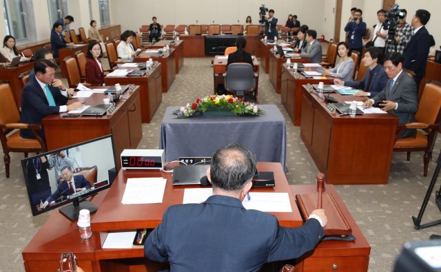 이찬열 국회 교육위원회 위원장이 1일 오후 서울 여의도 국회에서 열린 교육위 전체회의에서 정회를 선언하고 있다. © News1