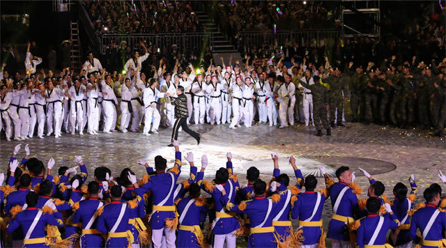 가수 싸이가 1일 서울 용산구 전쟁기념관 평화의광장에서 열린 70주년 국군의날 기념식에서 군인들의 열광적인 환호 속에 축하 공연을 하고 있다. 뉴시스